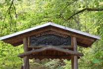 Ein geschnitzter Drache weist auf die Drachenschlucht hin. (Bild: Natalia Siedler)