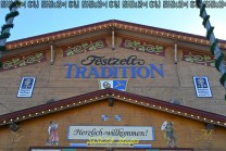 Blasmusik und Volkstanz bestimmen das Programm im Festzelt Tradition. (Bild: Stefan Siedler)