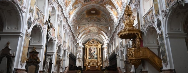 Romanische Architektur und barocke Ausstattung prägen den Freisinger Dom.
