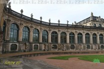 Die neu gestalteten Grünflächen betonen die symmetrische Anlage des Zwingerhofs. (Bild: Natalia Siedler)