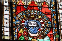 Rot, Blau und Grün prägen die intensive Farbwirkung der historischen Glasmalerei. (Bild: Stefan Siedler)