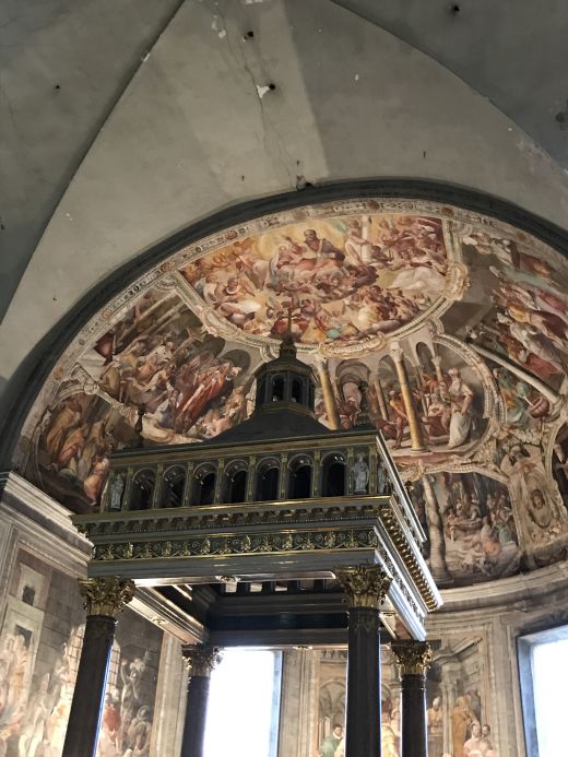 Das groβenteils aufgehobene Kirchengebäude des 5 Jh. ist eine 3schiffige Basilika mit ausgedehntem Mittelschiff, schmalen Seitenschiffen und einem Querhaus.