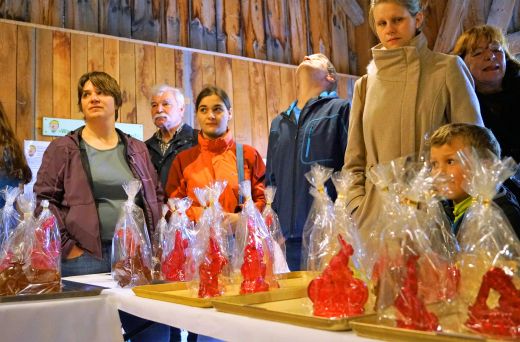 Spannend verfolgen Besucher im Freilichtmuseum die Herstellung der Hasen.