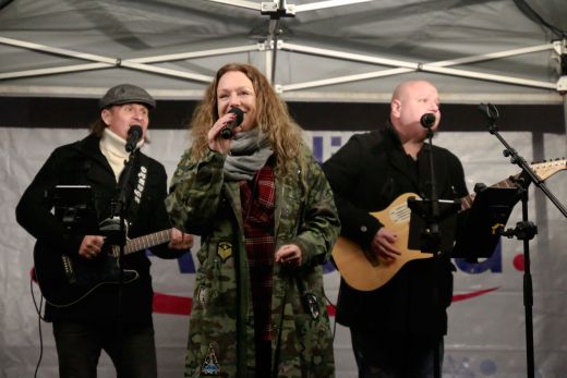  Sängerin Niddl mit Band bei der Eröffnung vom Weihnachtsdorf Maria Theresien Platz