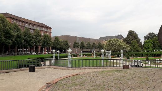 Die "Jugendstil-Anlage" links am Wasserturm morgens um 10.,45 Uhr